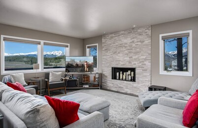 Lake Dillon Retreat Townhome: Panoramic Lake, Mountain Views