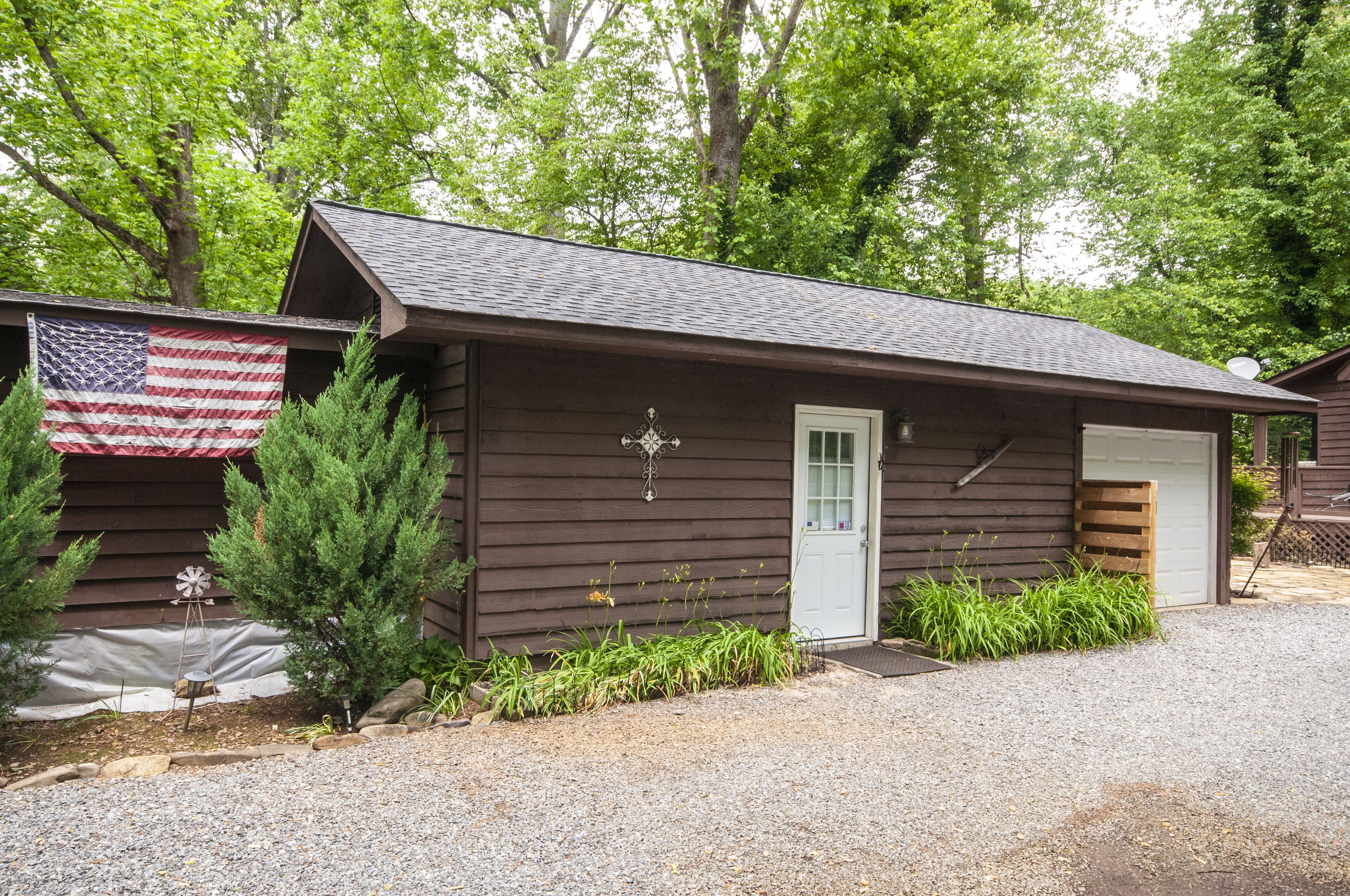 Ponderosa, Nice Open room by creek with two beds, full bath, living area, TV.