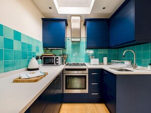 Fridge, microwave, oven, toaster - Elegant Roof-Top Garden Apartment, West Brompton - Pass the Keys (London)