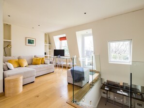 Smart TV - Elegant Roof-Top Garden Apartment, West Brompton - Pass the Keys (London)