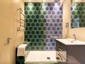 Dusche, Haartrockner, Handtücher, Seife