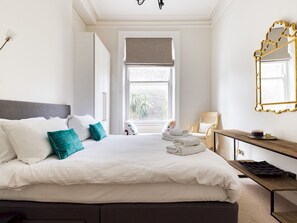 1 bedroom, iron/ironing board, travel cot, free WiFi - Spacious & light gem in Chelsea - Pass the Keys (London)