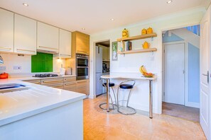 Kühlschrank, Mikrowelle, Ofen, Geschirrspüler