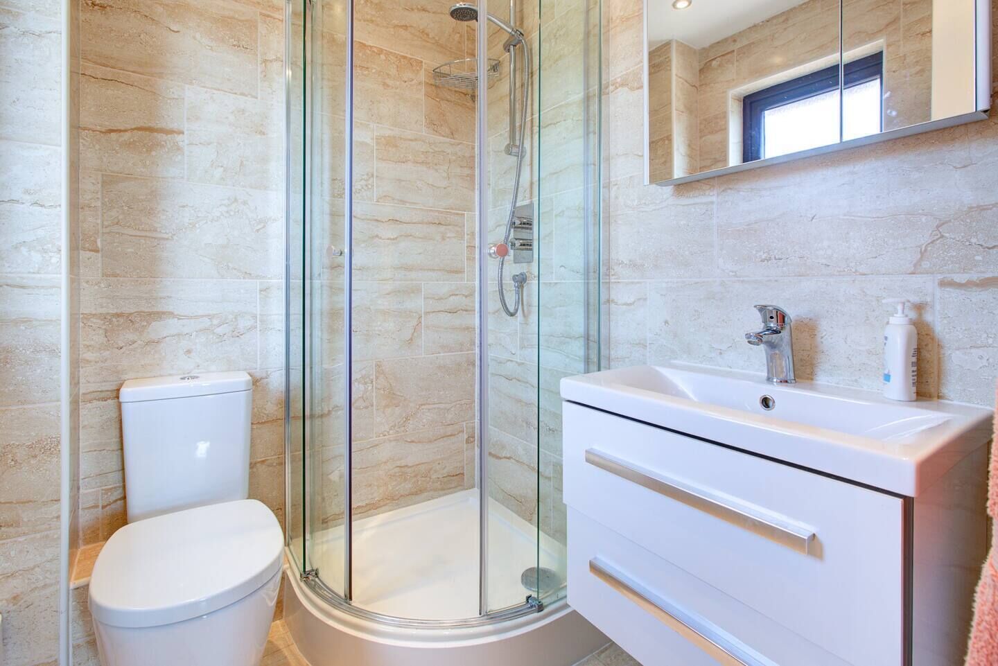 Douche, serviettes fournies
