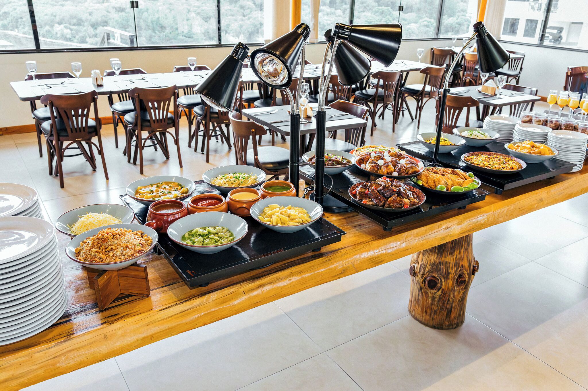Un montaje de buffet con diferentes platos y una base de mesa de madera.