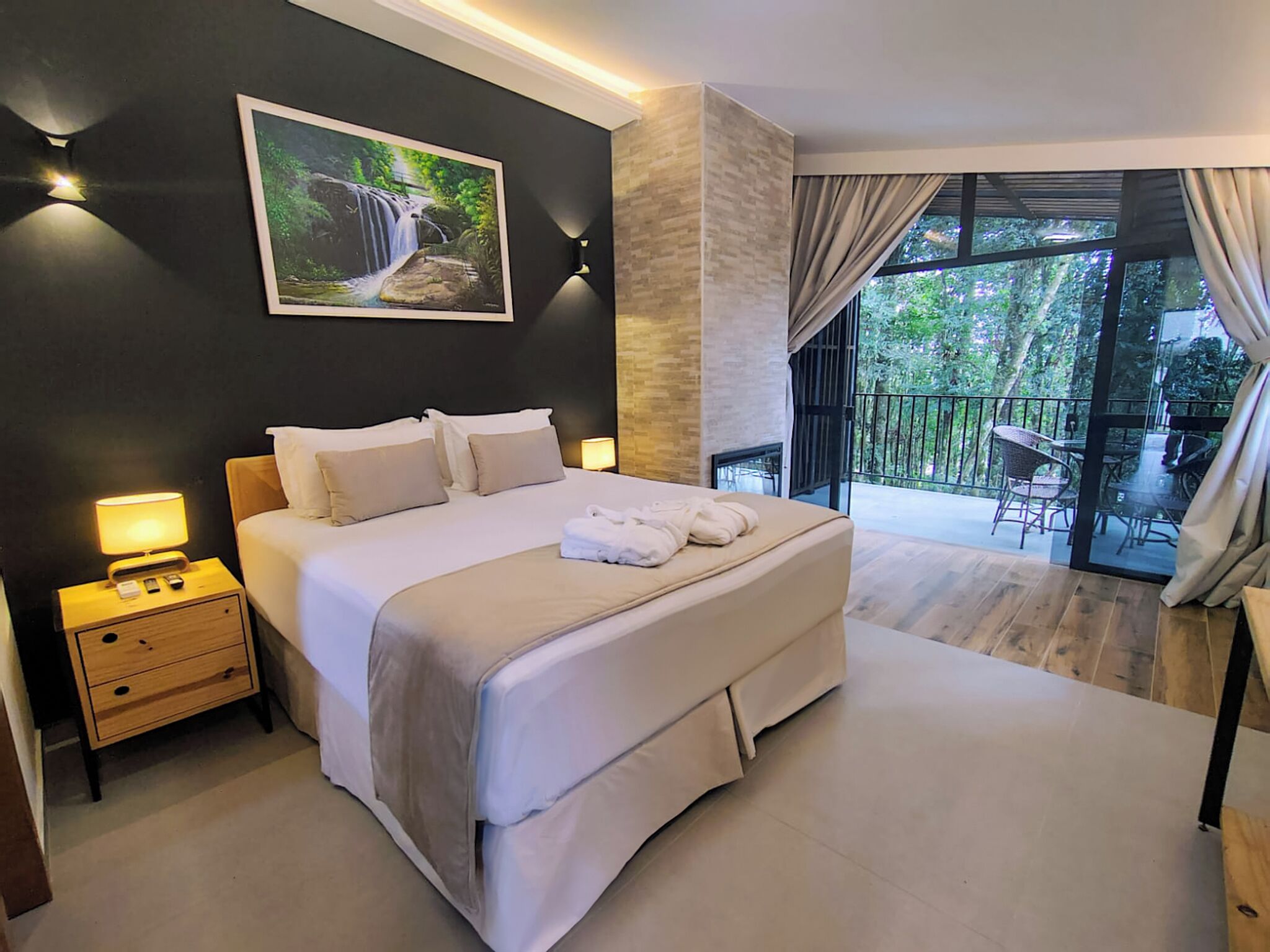 Chalet Deluxe | 1 habitación, minibar y caja de seguridad en la habitación 