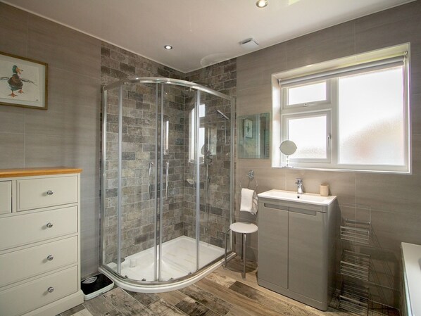 Dusche, Haartrockner, Handtücher