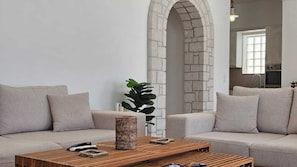 Apartamento Premium, vistas al mar | Zona de estar | Televisión LED de 65 pulgadas con canales digitales