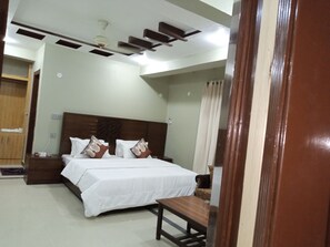 Desk, free WiFi - Hotel Almarkaz (Islamabad)