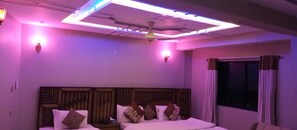 Living area - Hotel Almarkaz (Islamabad)