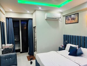 Desk, free WiFi - Hotel Almarkaz (Islamabad)