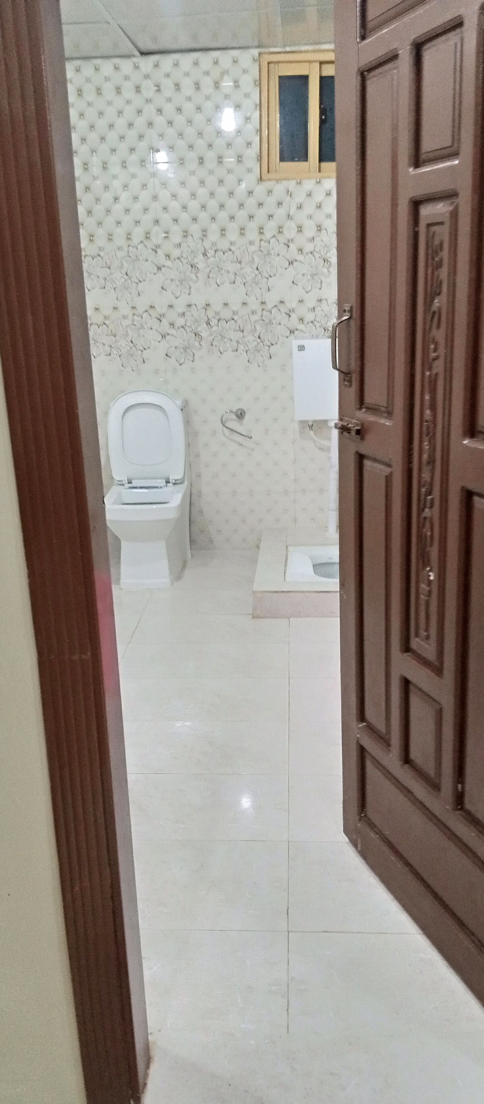 Un baño con inodoro, lavabo y espejo.