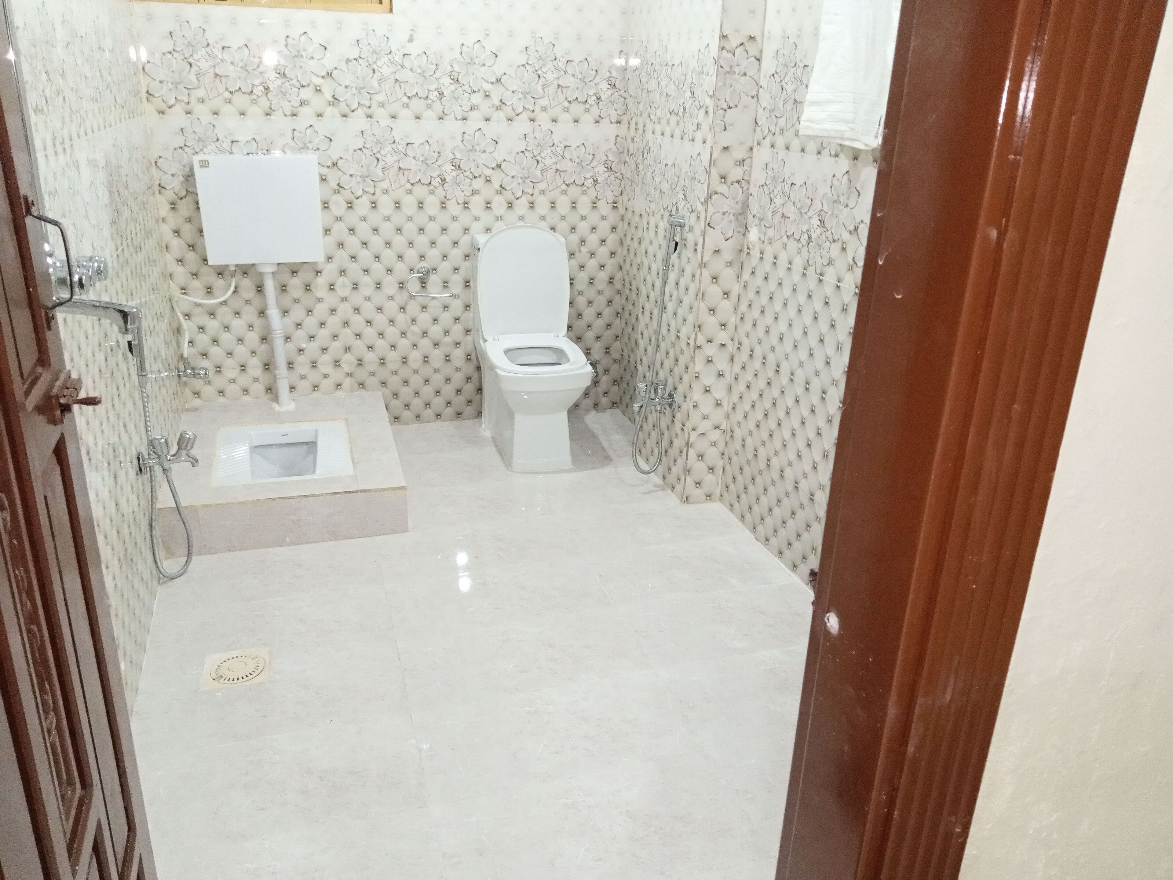 Casa de banho com sanita, bidé e chuveiro.