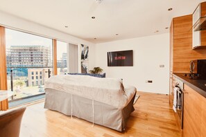 Deluxe Apartment, Ensuite | Lounge - King Deluxe City Apt Large Balcony& Free Parking! (Leeds)