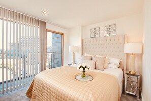 1 bedroom - King Deluxe City Apt Large Balcony& Free Parking! (Leeds)