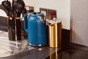 Shared kitchen - King Deluxe City Apt Large Balcony& Free Parking! (Leeds)