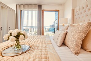 Deluxe Apartment, Ensuite | 1 bedroom - King Deluxe City Apt Large Balcony& Free Parking! (Leeds)