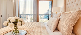 King Deluxe City Apt Large Balcony& Free Parking!