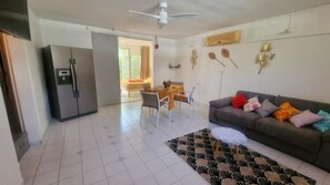 TV - Joli F1/f2, rez de Jardin Dans Résidence Sécurisée Parking Privé 400m Plage (Le Gosier)