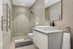 Shower, hair dryer, towels, soap - Spacious Green Point Apartment Wifi Pool (Cape Town)