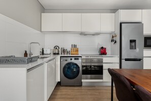 Kühlschrank, Mikrowelle, Ofen, Herdplatte