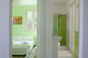 Bruser, hårtørrer, bidet, håndklæder