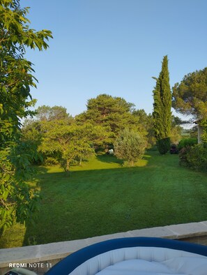 Property grounds - Chambre Coquelicot en Provence , au Pied du Luberon (La Tour-d'Aigues)