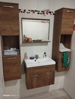 Ducha, secador de pelo, toallas y jabón