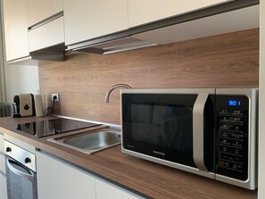 Kühlschrank, Mikrowelle, Ofen, Herdplatte