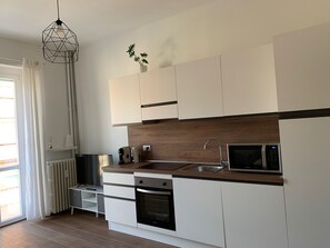 Kühlschrank, Mikrowelle, Ofen, Herdplatte