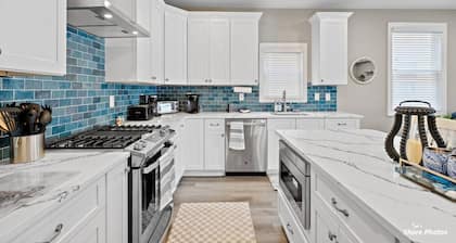 No Taxes, free beach, 2 car Garage, King Bed, parking
