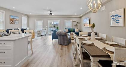 No Taxes, free beach, 2 car Garage, King Bed, parking