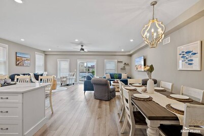 No Taxes, free beach, 2 car Garage, King Bed, parking