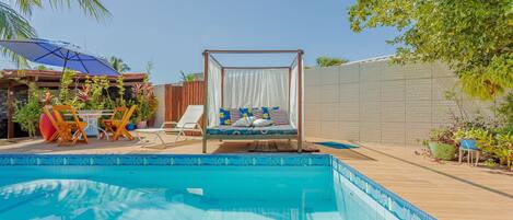 حمّام سباحة خارجي، مظلات على حمّام السباحة، مقاعد للتشمس