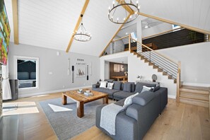 TV, fireplace, books, stereo - Stunning Lakefront Home - Kayaks/Bikes/Pier+More (Knox)