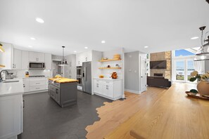 Fridge, microwave, oven, stovetop - Stunning Lakefront Home - Kayaks/Bikes/Pier+More (Knox)