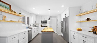 Stunning Lakefront Home - Kayaks/Bikes/Pier+More