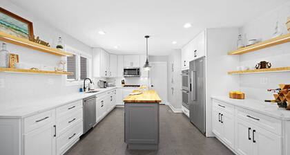 Stunning Lakefront Home - Kayaks/Bikes/Pier+More