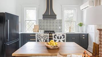 Lemari es, microwave, kompor, dan mesin pencuci piring