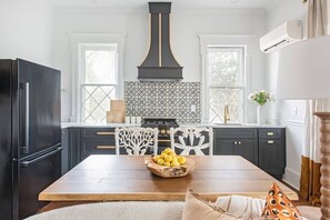 Fridge, microwave, stovetop, dishwasher