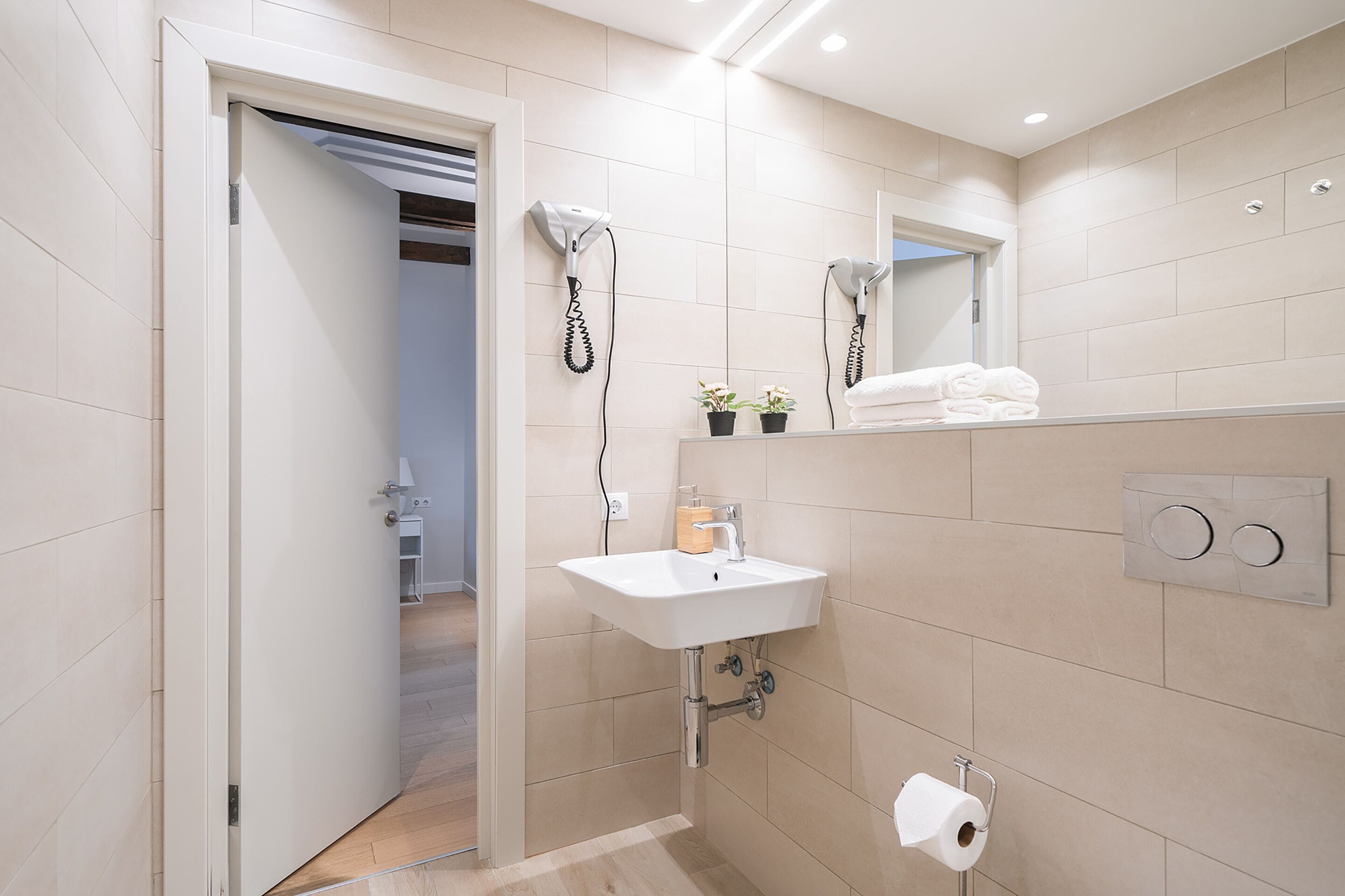 Premium Apartment (1) | Bathroom | Combined shower/bathtub, towels