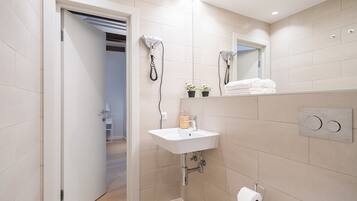 Premium Apartment (1) | Bathroom | Combined shower/bathtub, towels