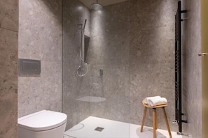 Elite Apartment | Bathroom | Shower, rainfall showerhead, hair dryer, slippers - VIP RESIDENCES ANDORRA (El Tarter)