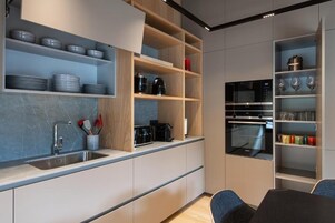 Apartamento Elite | Cocina privada | Frigorífico, microondas, horno y placa de cocina