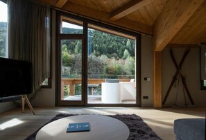 Apartamento Elite | Zona de estar | Televisión LED de 42 pulgadas con canales digitales, una televisión