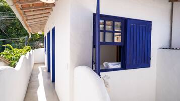 Economy Suite | Living area | 32-inch flat-screen TV with digital channels, TV, Netflix