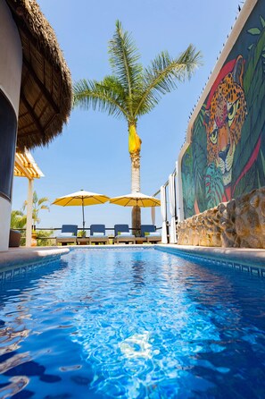 Utendørsbasseng og et oppvarmet basseng