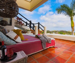 4 habitaciones, caja de seguridad en la habitación y escritorio 