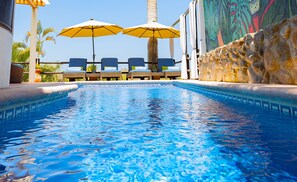 Una piscina al aire libre, una piscina climatizada