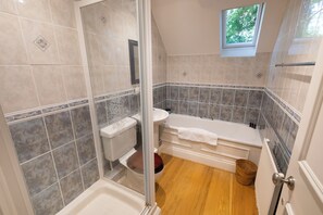 Haartrockner, Handtücher, Seife, Shampoo